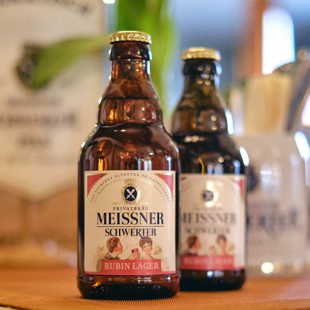 Die Brau-Spezialität Rubin Lager in der 0,33-Liter-Steinie-Flasche